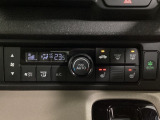 セレクトレバーの左上にオートエアコンがついてますので簡単操作で快適に過ごせます。シートヒータースイッチ内蔵で前席の左右別々に2段階で温度設定ができます。