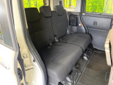 後部座席も気になるようなキズ・汚れやへたり等、大きなダメージはなく、良好な状態です。