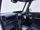 ダイハツのお店では、ダイハツ車を知り尽くしたプロフェッショナルが、専用の診断機器を使って各システムを点検しております。