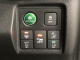 Hondaセンシング用の、VSA(ABS+TCS+横滑り抑制)解除と路外逸脱抑制機能のオンオフスイッチなどはハンドルの右側に装備しています。燃費に役立つECONボタンもここです。