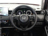 【本革巻きステアリング】ステアリングは運転中、常に触れる部分。しっとりとした上質な触れ心地がドライブ体験を彩ります。グリップが効き滑りにくいのもメリットです♪