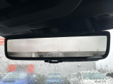 【スマートリヤビューミラー】後席の大きな荷物や同乗者で後方が確認しづらい時でも安心!カメラが撮影した車両後方の映像をルームミラー内に表示。クリアな視界で状況の確認が可能です!