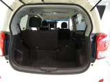 可倒式リヤシートを倒せばラッゲージスペースがさらに拡大。長さや幅のあるものも楽に収まります。