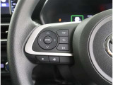 <ステアリングスイッチ>ハンドルの左側のスイッチは携帯電話のBluetoothとペアリング設定をしておけばハンズフリー通話ができるスイッチ&オーディオの切り替え・選局・音量調整の操作ができます。