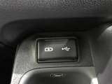 充電用USB端子付き。スマートフォンなどの充電に便利です。