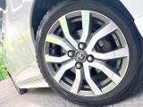【純正アルミホイール】外観にマッチした純正アルミホイールを装着しております。各種社外アルミホイールや、スタッドレスタイヤも取扱いしております。是非ご相談ください♪