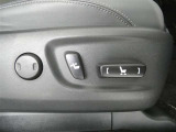 運転席のシート調整を電動で調整できます。無段階調整なので、どなたにもピッタリの調整が可能です。