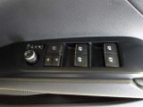 パワーウィンドウスイッチで運転席から全席の窓の開閉ができます。