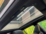 【パノラマルーフ】大型のガラスルーフ搭載で車内の解放感が一気にアップ!開放的なドライブをお楽しみいただけます。
