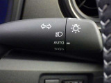 【オートライト】車外の明るさに応じて、自動的にライトの点灯・消灯をしてくれます。