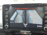 ☆両サイドビューです!左右両サイドに設置されたカメラからの映像を表示し、車両側方の安全確認や狭い小路での接触回避などの操作を補助するモードです。