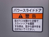 見た目が大事!な外装はぴかっとキレイに磨いており、経年のくすみもよみがえっております。ヘッドライトやドア周辺を磨く際にはマスキングテープを使用して保護しながら丁寧に作業をしております。