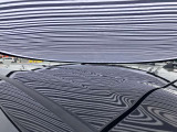 ルーフに、1cm〜5cmほどのへこみが複数ある車両となっております。