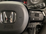 ハンドルにHondaセンシング系のクルーズコントロールやレーンキープアシストなどの操作スイッチが装備されています。ハンドルから手を離さず安全に操作できます。
