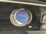 システムスタートボタンです。キーが車内にあれば、HVシステムの始動・停止はブレーキを踏んでスイッチを押すだけ!キーを取り出す手間を省き、ワンプッシュで簡単でスムーズです。