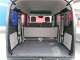バン型なので、荷室は元々広々としています。