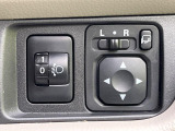 【電動格納ミラー】サイドミラーは電動格納式となっており、狭い駐車場でもキズがつくリスクを抑えられます。