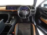 革巻きステアリングで快適な操作性の運転席です。