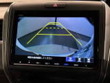 リバースギアに入れるだけで後方の表示へ切り替わります。夜間や雨の日の駐車も楽になりますよ。