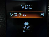 『VDC』(横滑り軽減装置)が装着されていますので、滑りやすい道や障害物を回避した際に、車両を安定させます♪♪ 『LDW』(側方警報)は走行車線から逸脱しそうな時に警報でドライバーに注意を促します♪♪
