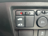 片側電動スライドドアです。リモコンや運転席スイッチ、ドアハンドルの操作で自動開閉。お子さまを抱きかかえている時や荷物の多い時などに便利です。