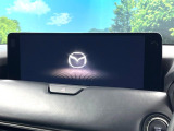 【12.3インチマツダコネクト】車内の雰囲気にマッチした大型ディスプレイ。スマホ接続でのナビ使用やBluetooth再生等、様々な機能が楽しめます。直感的なダイヤル操作が可能で、使い勝手も良好です。