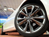 【純正19インチアルミホイール】外観にマッチした純正アルミホイールを装着しております。各種社外アルミホイールや、スタッドレスタイヤも取扱いしております。是非ご相談ください♪