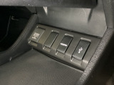アクセサリーソケットはUSBのアダプターなどをつければ、スマホの充電にも使えます。横にはナビゲーション用の外部入力可能なUSB端子などがついており、周辺には物が置けるトレーがついています。