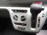ダイヤル式マニュアルエアコン装備、シフトレバーも見やすい配置。