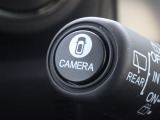 ★マルチビューカメラ★ワイパーレバー先端の「CAMERAスイッチ」を押すことで、車を上空から見下ろしたような映像をカーナビ画面に映し出し、車庫入れや縦列駐車をサポートしてくれます♪