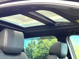 【サンルーフ】開放感たっぷりの希少装備、サンルーフが装着されています!車内に明かりを取り入れたり景色を楽しむ以外にも、車内の空気も簡単に換気できて快適です!