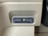 ハンドルの左下にETCがついています。高速道路の料金所の通過も楽々です。 カードの取り出しもしやすい場所についています。