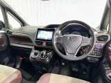 運転席まわりです。 各操作スイッチは使いやすい位置に配置されてます。