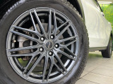 【17インチアルミホイール】外観にマッチしたアルミホイールを装着しております。各種アルミホイールや、スタッドレスタイヤも取扱いしております。是非ご相談ください♪