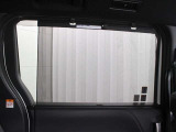 スライドドアに収納式のサンシェードを装備しています。