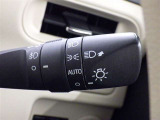 【オートライト】車外の明るさに応じて、自動的にライトの点灯・消灯をしてくれます。
