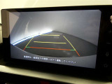 バックガイドモニター付き。車両後方の映像をナビ画面に表示し、駐車などの後退操作をサポートします。