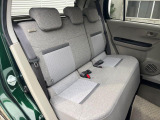 後部座席も気になるようなキズ・汚れやへたり等、大きなダメージはなく、良好な状態です。