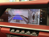 サラウンドビューモニターは、車両周囲のカメラ映像を合成し、上から見たように表示して駐車や安全確認を支援する機能です。