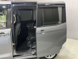 左側電動スライドドアは、子供の送り迎えの際に運転席からドアの開閉ができるので便利です。ルーフが高いので大人のかたの乗り降りもしやすいですよ★