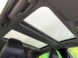 【パノラマルーフ】大型のガラスルーフ搭載で車内の解放感が一気にアップ!開放的なドライブをお楽しみいただけます。