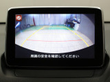 【バックカメラ】シフトを「R」の位置に入れると、自動的に画面がカメラ映像に切り替わり後方の視界をサポートする必須装備です!