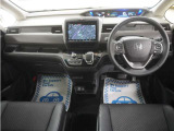 運転にかかわる様々な操作を安全に行えるように視点移動が少なく、操作性に配慮されたスイッチ類が凝縮されたコクピットです。