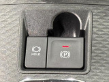 指先だけで簡単に操作が可能な電動パーキングブレーキを採用。「HOLD」スイッチを押すと、渋滞や信号待ちなどでブレーキペダルから足を離しても、ブレーキを保持するので安心です