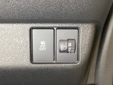 ハンドルの右側にはヘッドライトレベライザーとVSA(ABS+TCS+横滑り抑制)の解除スイッチがついています。ヘッドライトレベライザーは道路状況や積荷の加重に応じてライトの高さを調節できます。