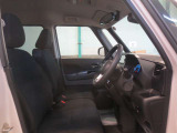 スタイリッシュなダークカラーの内装色がおしゃれです♪広々とした運転席周りで快適ですね☆もちろんルームクリーニング済みです!