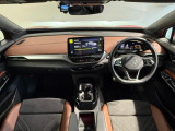 車内は物理ボタンも少なくスッキリとしたデザインです。