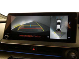 【全周囲モニター】車を上空から見下ろしたような映像をカーナビ画面に映し出し、車庫入れや縦列駐車をサポートしてくれます。