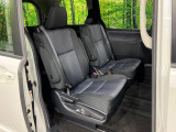 後部座席も気になるようなキズ・汚れやへたり等、大きなダメージはなく、良好な状態です。