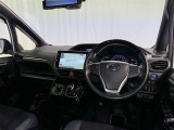 運転席まわりです。 各操作スイッチは使いやすい位置に配置されてます。